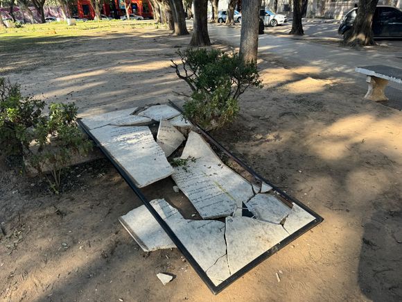 Se cayó arriba de un nene la placa de mármol de plaza Constitución
