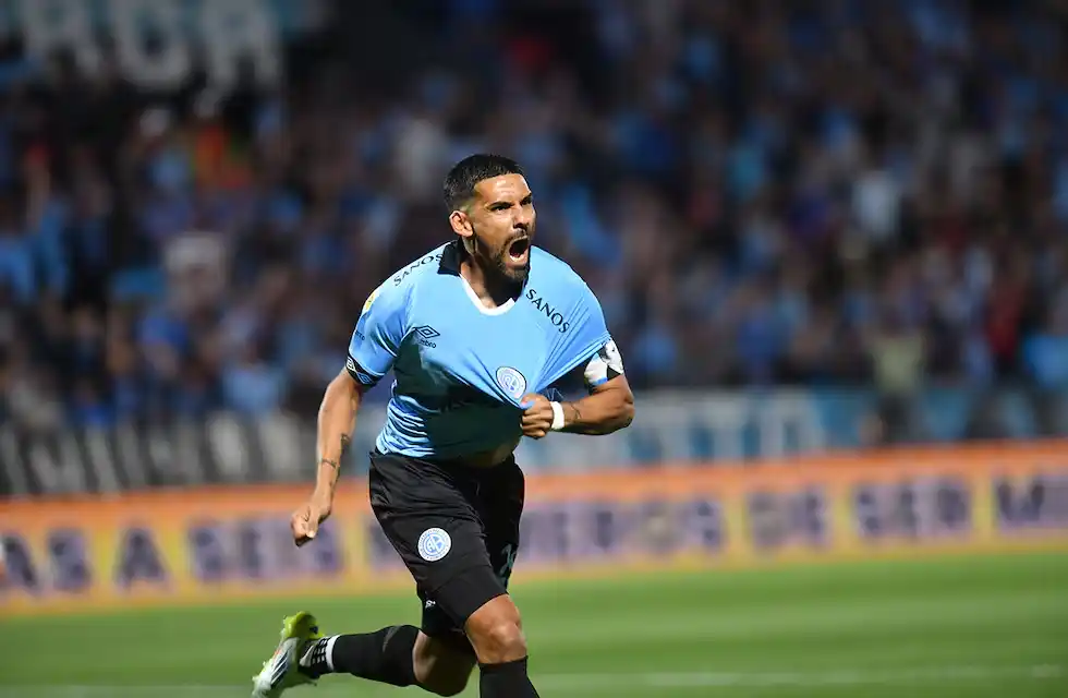 Franco Jara, goleador de Belgrano, busca anotar en el partido contra Estudiantes en Alberdi.
