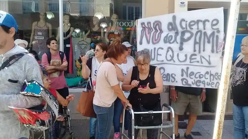 Reclamo por cierre del Pami Quequén: Tras protesta aseguran que sólo se trasladará a otra oficina
