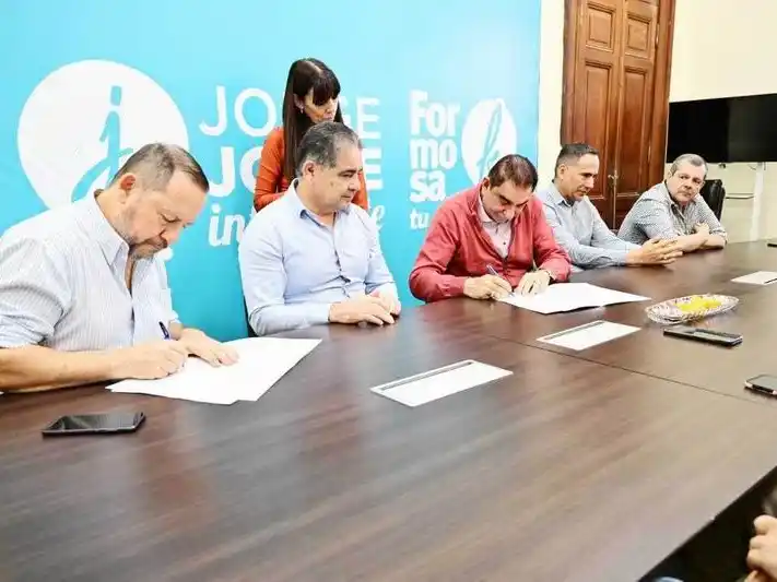 Remises: Jofré firmó un convenio para 
facilitar la renovación de las unidades