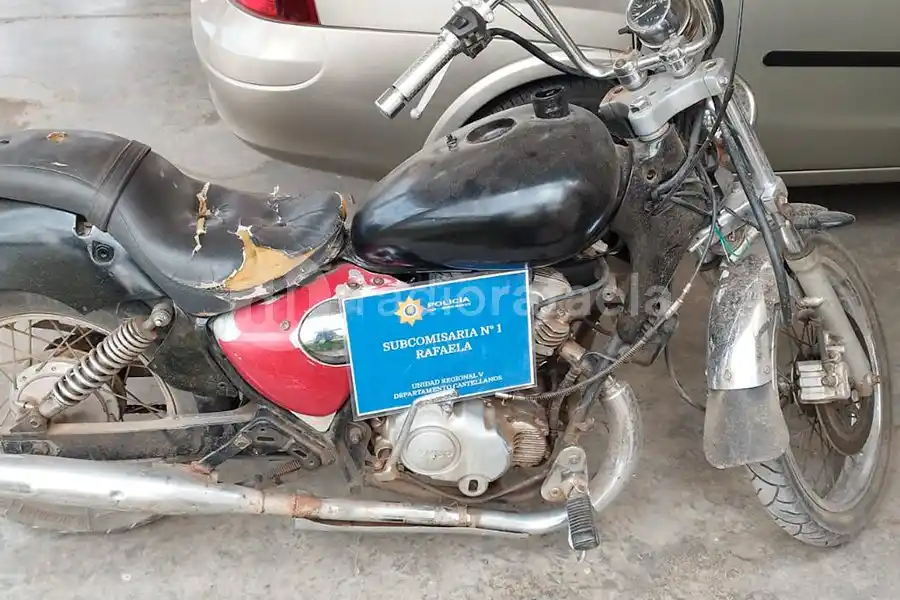 Halló una moto de dudosa procedencia fuera de su casa: fue secuestrada por la policía
