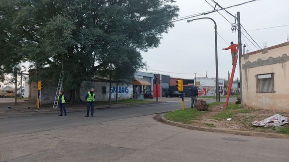 Colocaron los semáforos en Salta y Juan B. Justo, y pusieron carteles de contramano