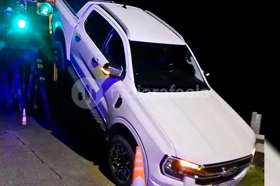 Insólito: quiso esquivar un control policial y terminó con su camioneta sobre la baranda de un puente