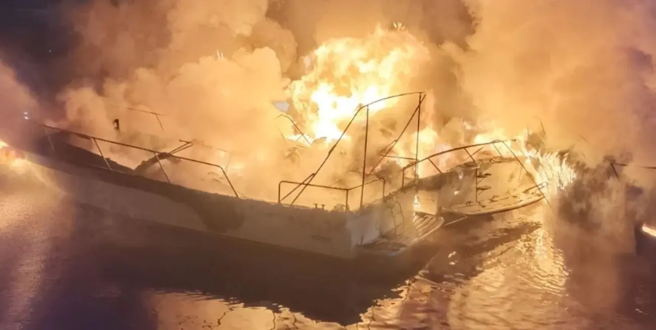 El fuego destruyó por completo tres embarcaciones