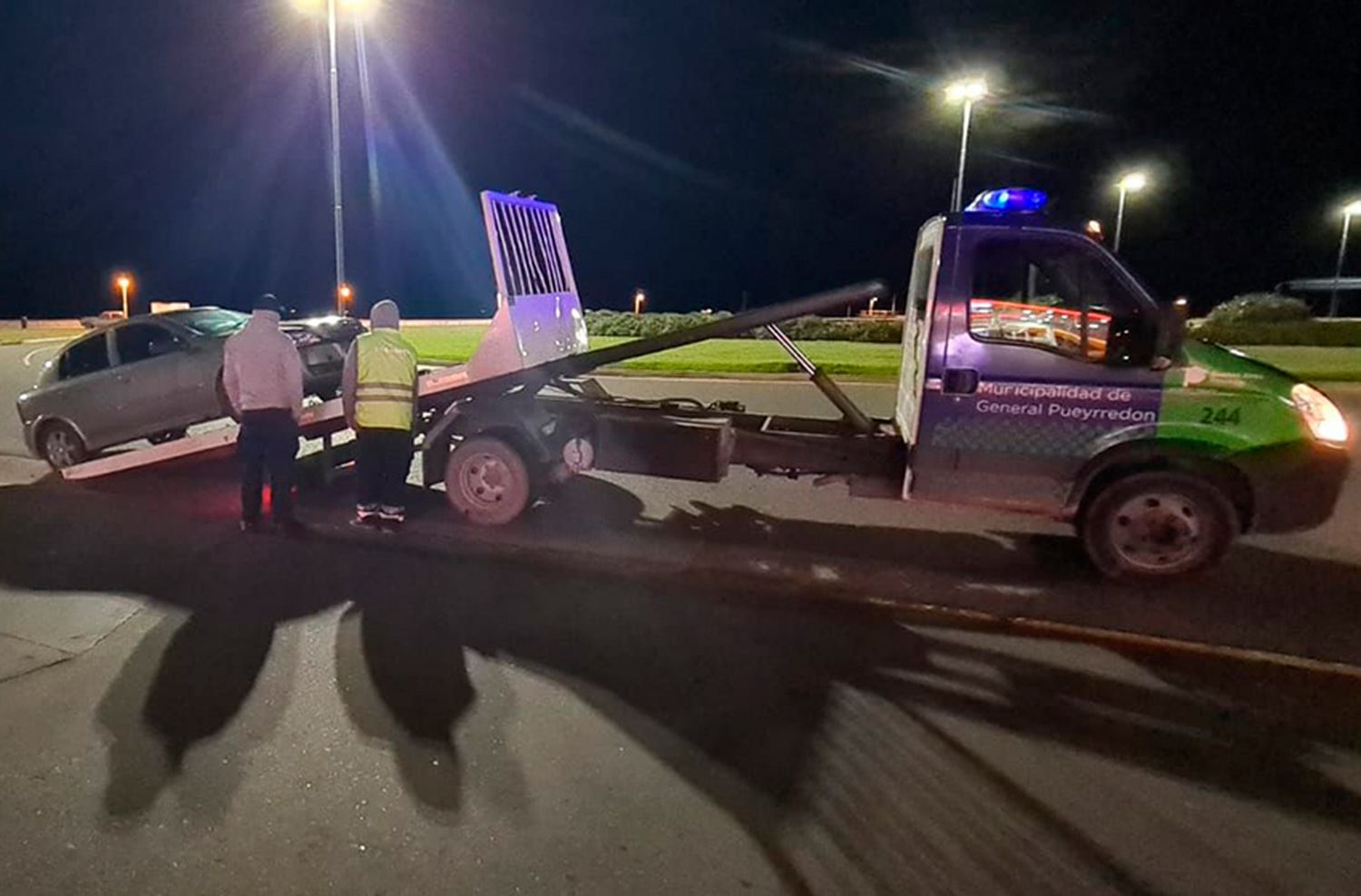 Pasaba semáforos en rojo a alta velocidad y quiso "coimear" a la policía