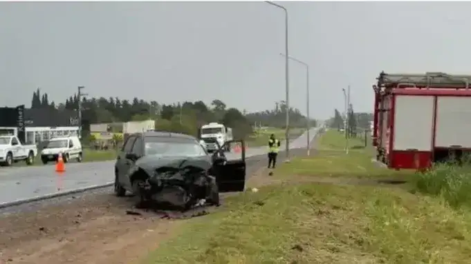 Tremendo choque entre dos automóviles en la ruta 12: hay tres personas heridas