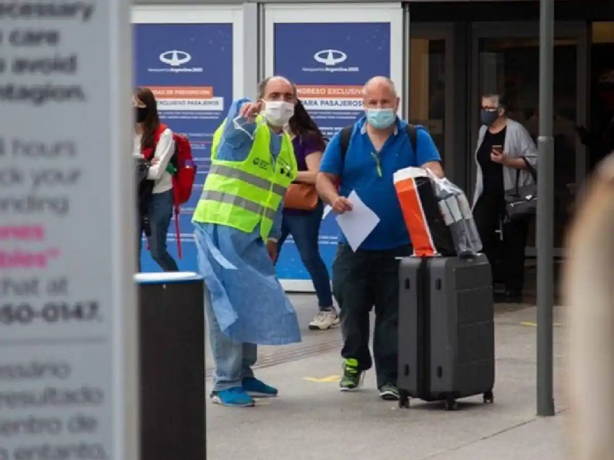 Cambios en Ezeiza: suspenderán los vuelos de los países afectados por la nueva cepa y exigirán PCR a todos los argentinos