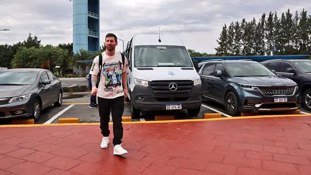 Demoraron a un persona que se metió al predio de AFA: se sacó una foto con Messi