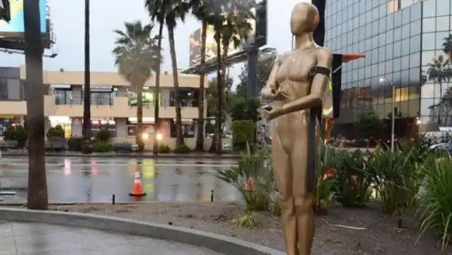 Polémica en Hollywood por una estatua del Oscar tomando cocaína
