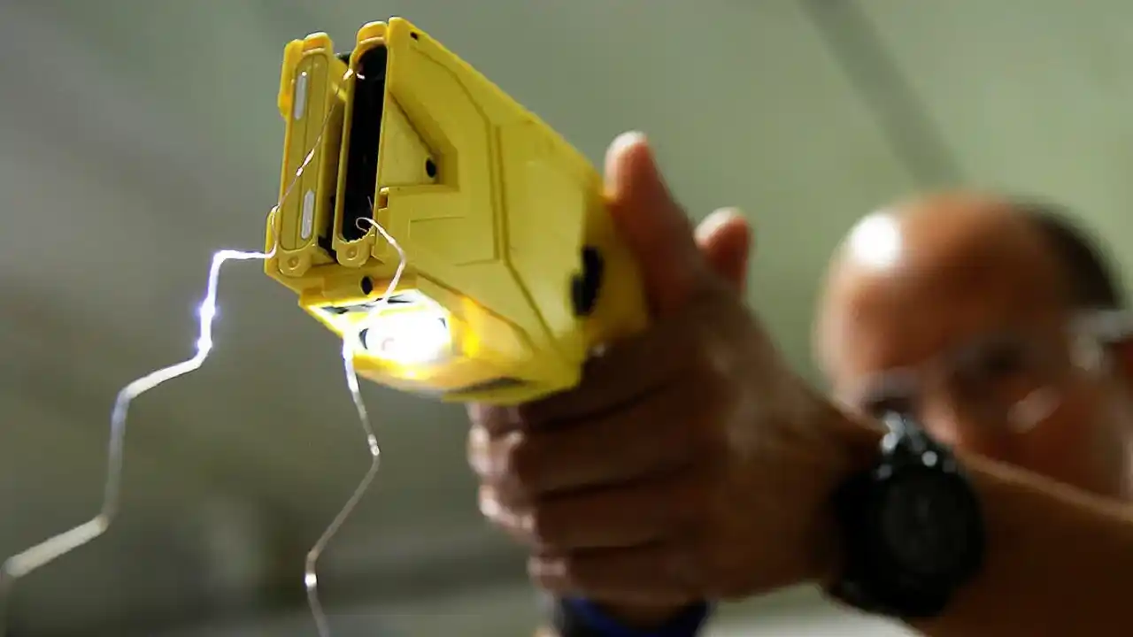 Seguridad habilitó el uso de pistolas taser para reducir a agresores y delincuentes