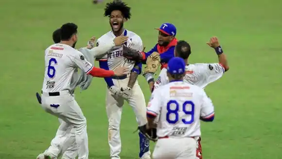 ¡SIN ECHAR DE MENOS A RONALD! Tiburones empataron final del beisbol apaleando a Leones