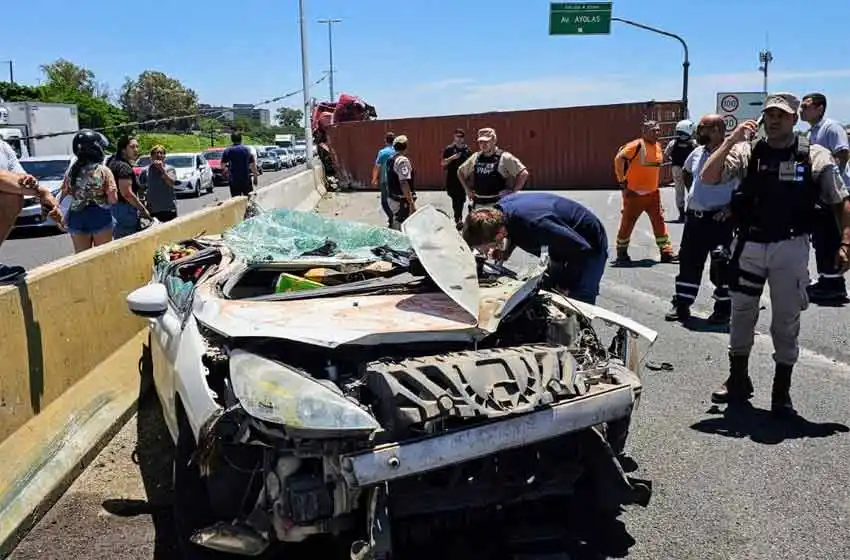 Impactante siniestro vial: un auto fue aplastado por un camión y un herido fue derivado en helicóptero sanitario