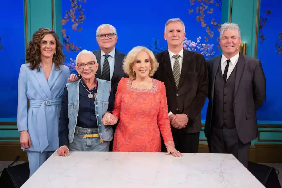 Además, agrego "Con esos bigotes horribles, espantoso. Panzón".