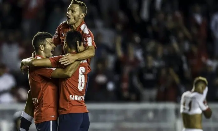 El «Rojo» venció al «Bicho» y se instaló en el podio de la Superliga
