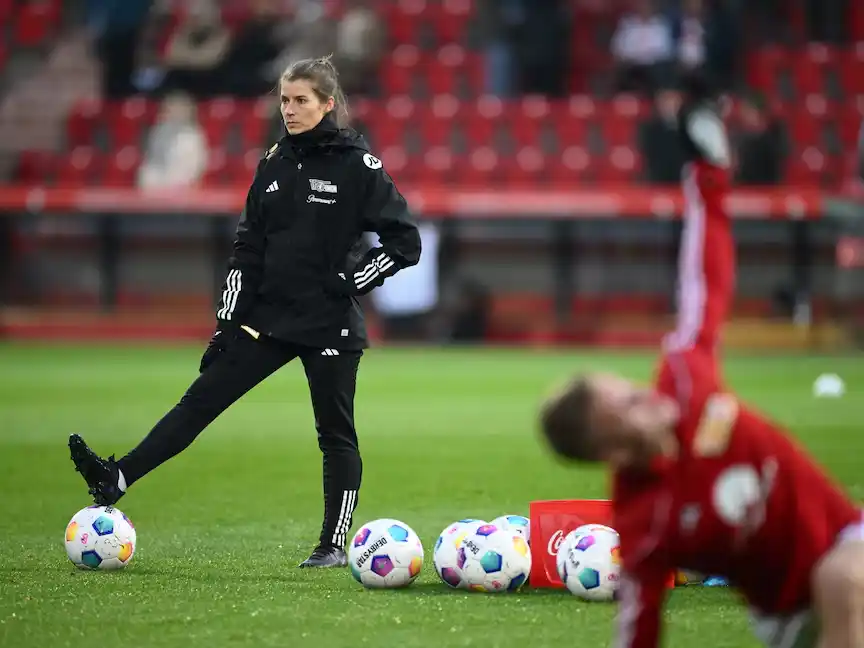 Marie-Louise Eta asumió el cargo de entrenadora del Union Berlín . Foto: Reuters