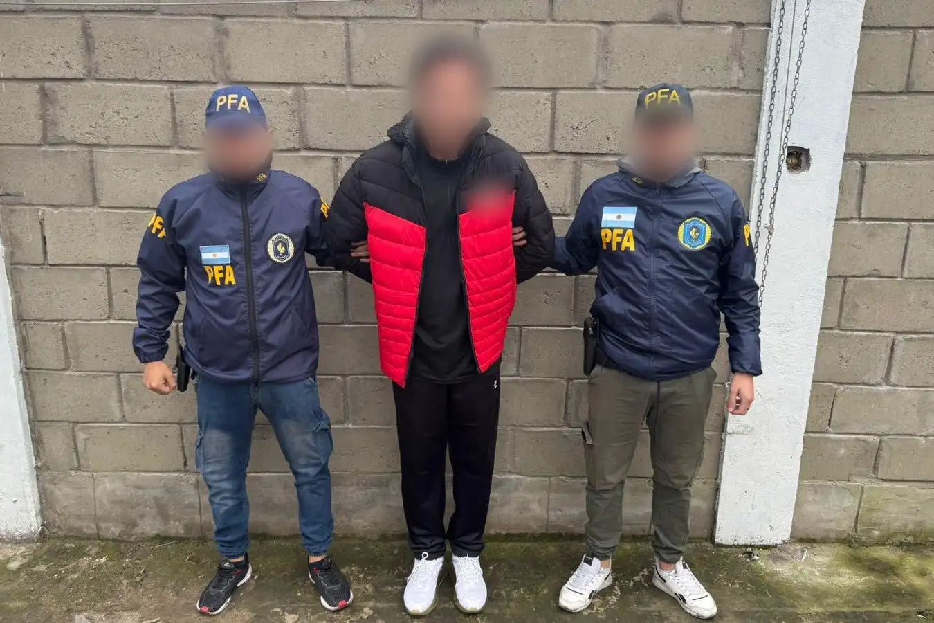 Además de la detención, secuestraron juguetes sexuales y una carpeta con datos de los menores alojados.