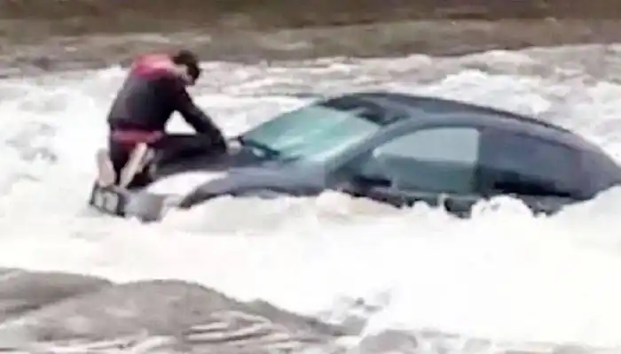 Tres turistas quisieron cruzar un vado en plena tormenta y el río los arrastró