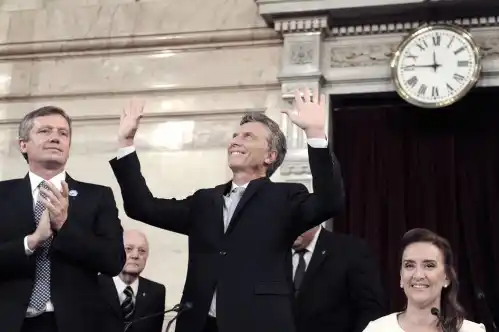 Pinedo entregó el bastón y la banda presidencial a Macri
