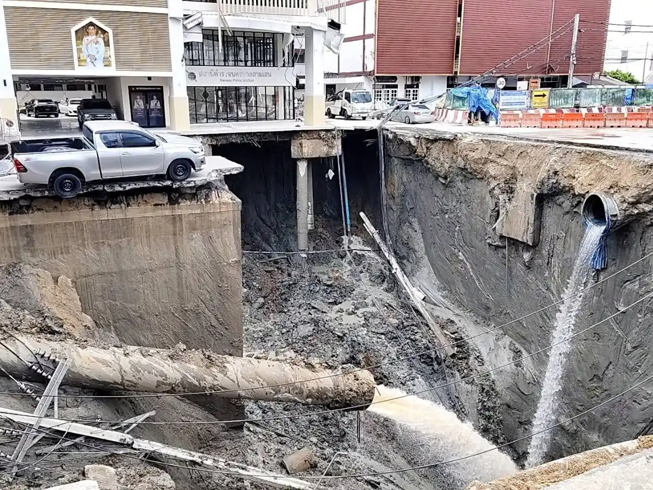 El colapso de una calle en la capital tailandesa dañó vehículos, postes y tuberías, y provocó cortes de electricidad y agua en la zona afectada.