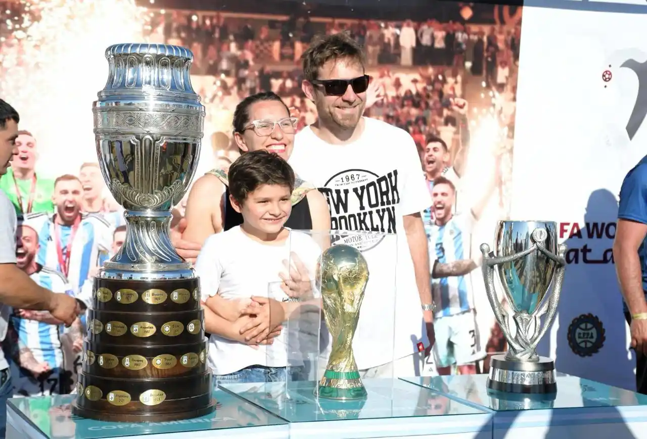La posibilidad de ver las copas ganadas por la selección sigue recorriendo la provincia.