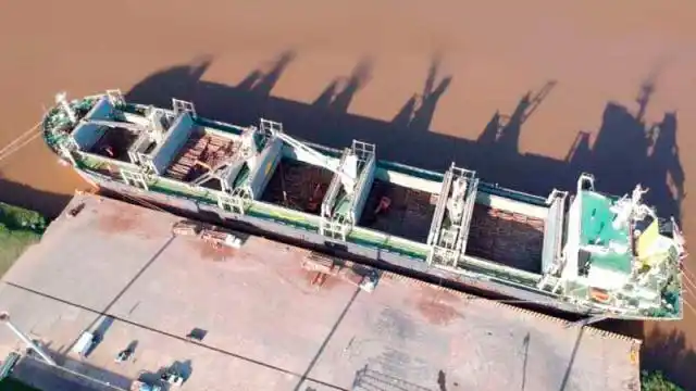 Barco completó carga y esperan la llegada de otro buque a Concepción del Uruguay