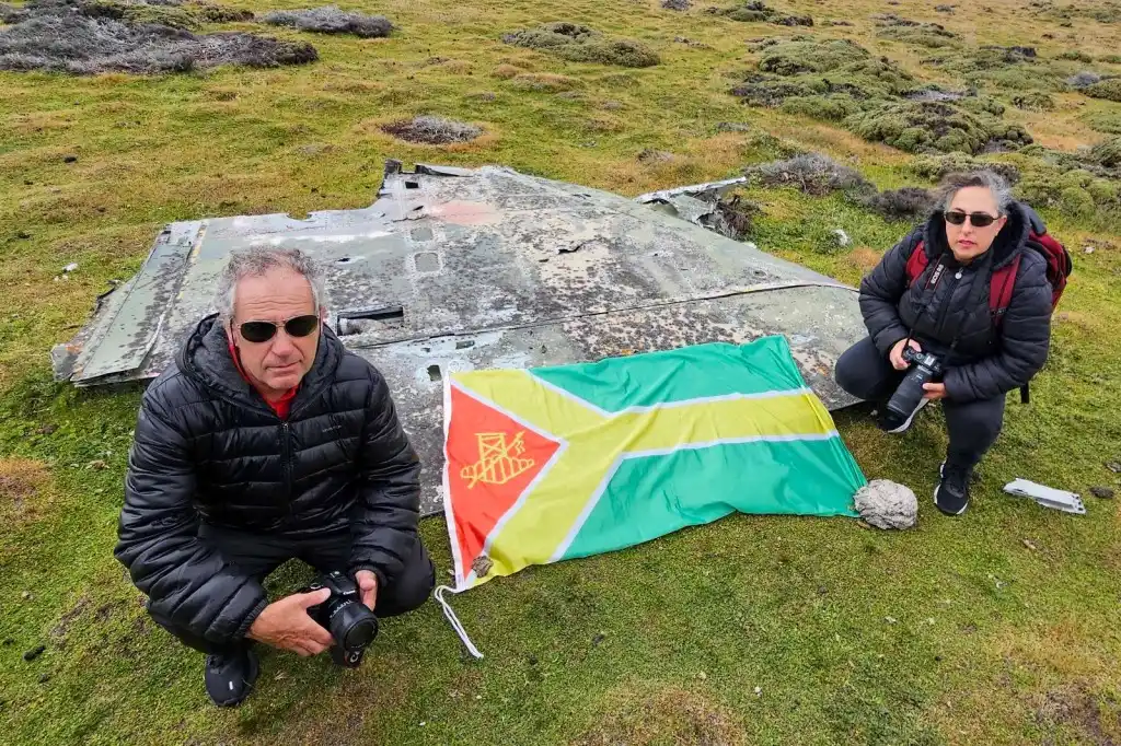 Con la bandera de Tres Arroyos, junto a los restos del avión de Volponi