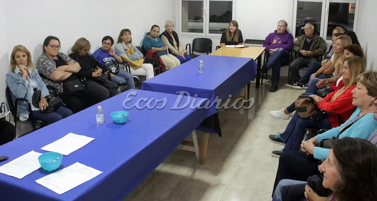 Parte de los profesores. Reunidos para la organización de los talleres que se inician hoy