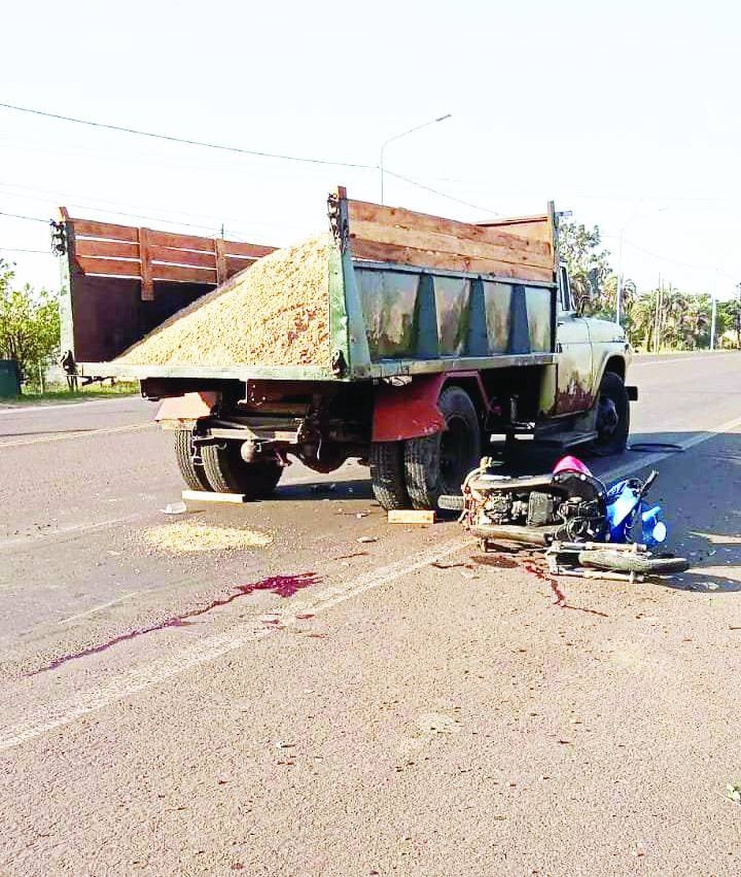 Motociclista falleció tras chocar un camión estacionado en zona de Villa Adela