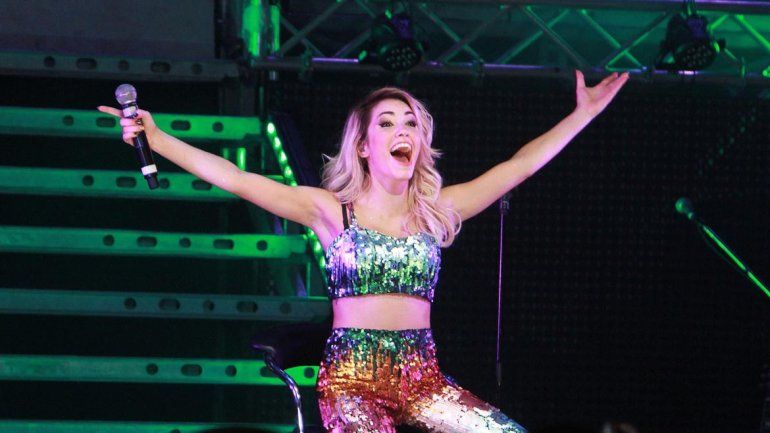 A pesar de la polémica, Lali Espósito canta frente a la Catedral de La Plata