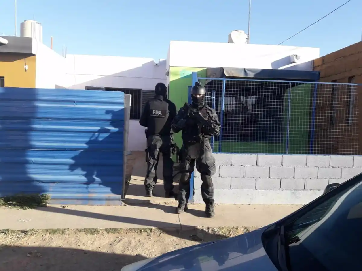 Una pareja fue detenida en Córdoba por usar a su hija para vender drogas