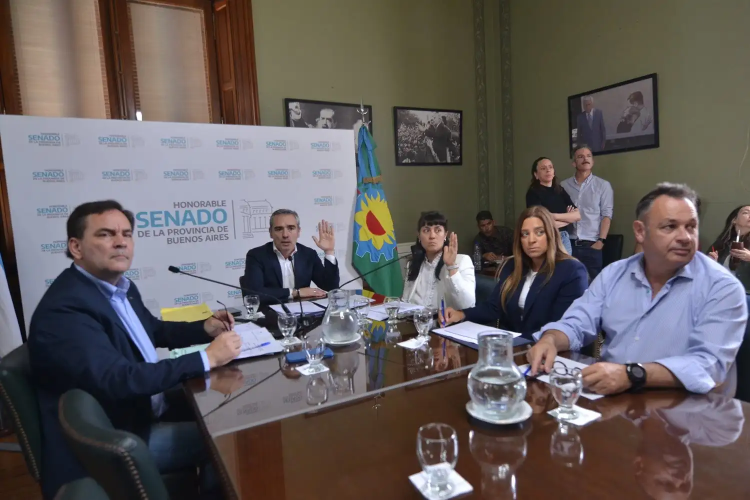 La Comisión de Presupuesto e Impuestos, presidida por el senador Marcelo Feliú (UxP), reunida en el Salón Antonio Cafiero.
