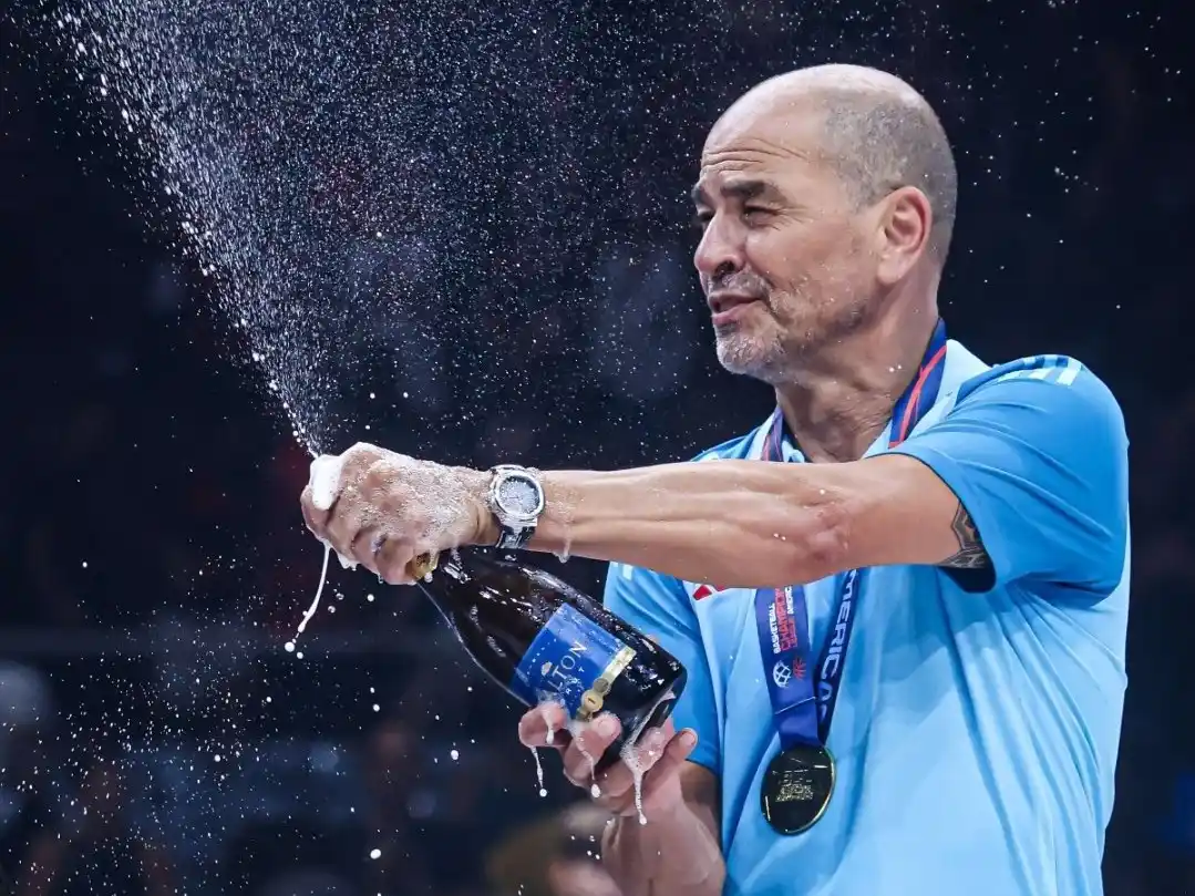 Sergio Hernández celebrando su primera BCLA. (Foto: FIBA)