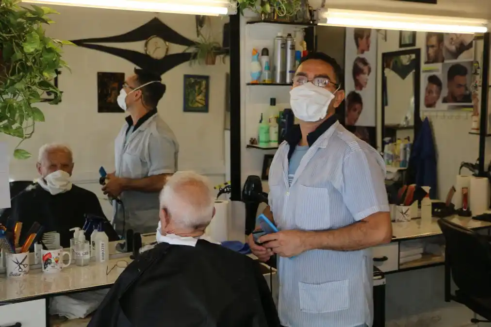 Las peluquerías trabajan con sistema de turnos previos.