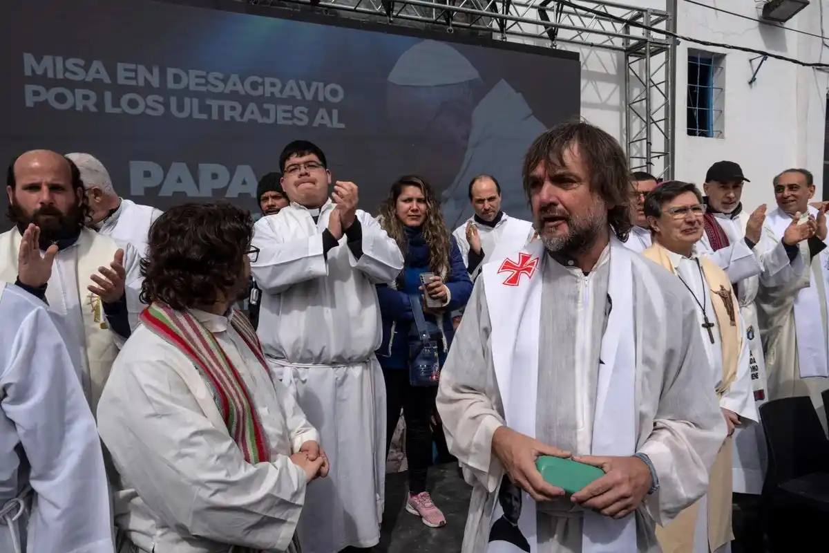 Sacerdotes repudiaron a Milei en una “misa en desagravio del papa Francisco”.