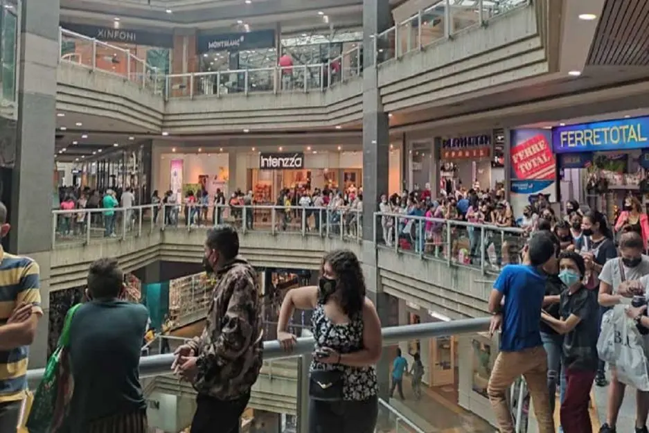 ¿Un éxito? Tiendas de Caracas estaban ABARROTADAS de personas por el Black Friday