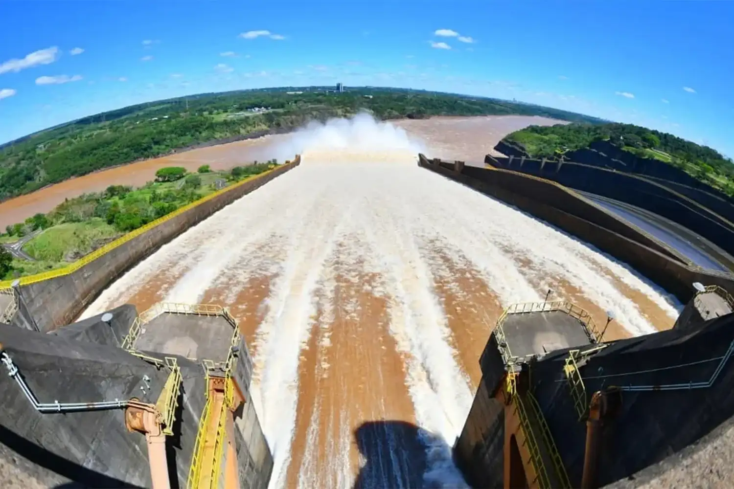 Itaipú reabrió sus compuertas y descarga 3,1 millones de litros por segundo