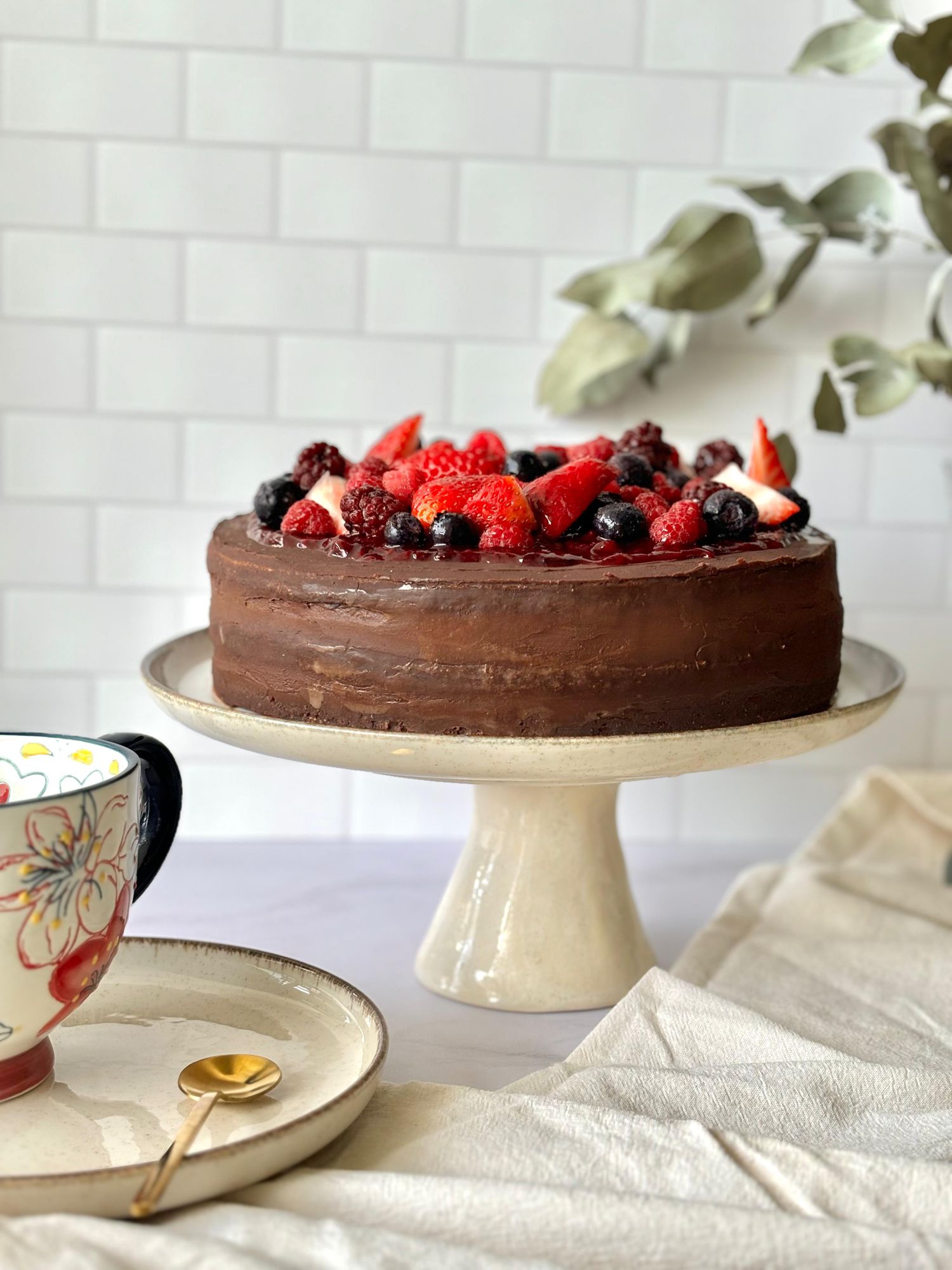 Bizcocho de chocolate con relleno de ganache de chocolate y mermelada de frutos rojos, una de las preparaciones más buscadas en Roberta Pastelería.