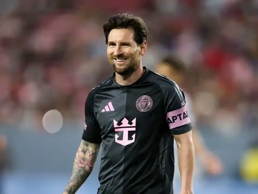 Lionel Messi, con nuevo look, mantiene su vigencia y suma un nuevo año anotando gol. Crédito: Nathan Ray Seebeck-Imagn Images