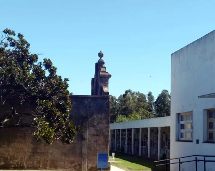 Frustraron el robo de objetos de bronce en el cementerio
