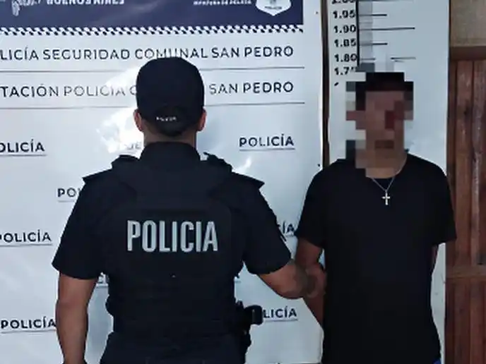 El hombre poseía pedido de captura por una causa de hurto .