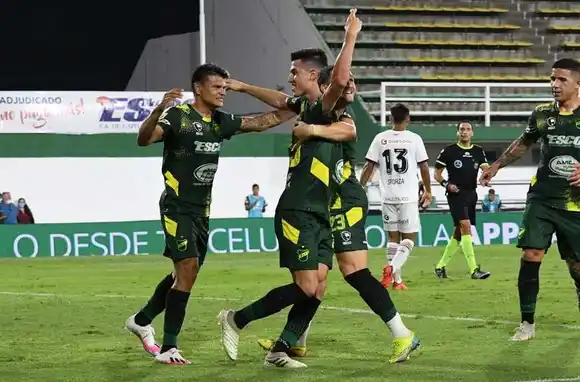 Amarga despedida para Kudelka: Newells cayó por goleada ante Defensa