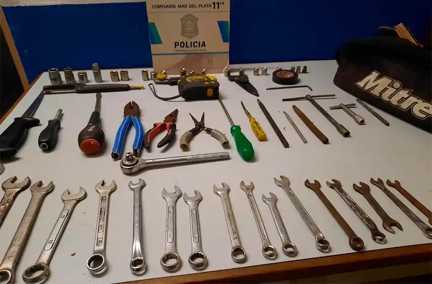 Los invitaron a su casa, los golpean, roban y atacan con una cuchilla