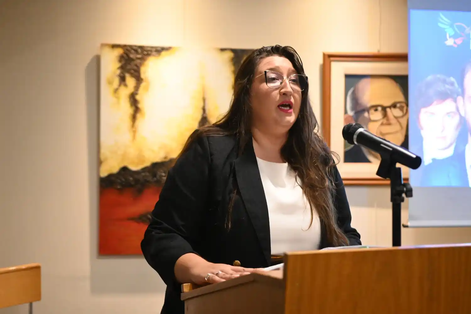 Bryan Mayer lanzó su campaña en un salón desbordado y con banderas argentinas por todas partes - 2