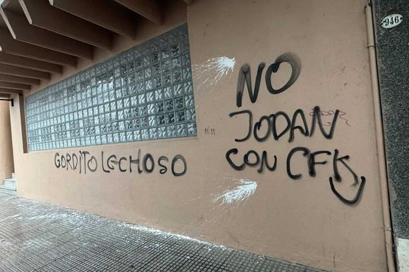 Siguen los ataques a periodistas y medios: pintaron "No jodan con Cristina" en la puerta de Radio Rivadavia