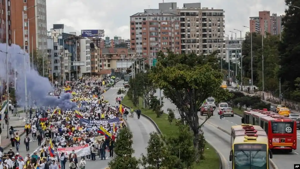 Colombianos marchan contra las reformas y los proyectos del gobierno de Petro