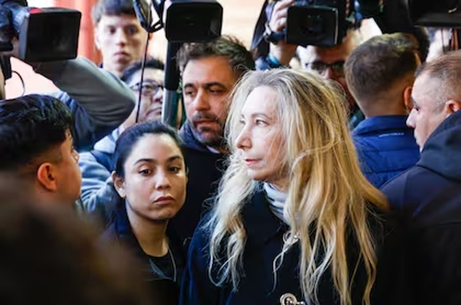 Karina Milei llegó a votar rodeada de militantes y evitó hablar con la prensa