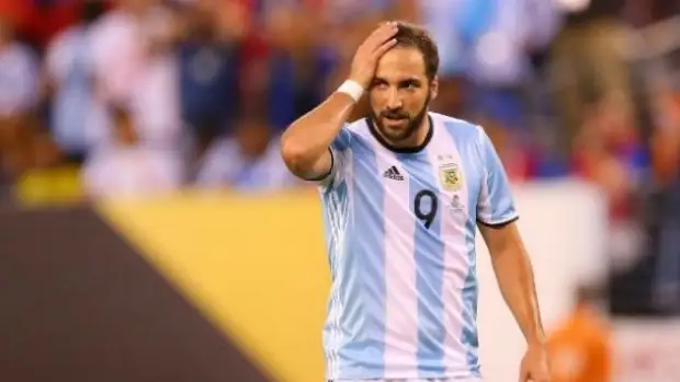 Tras los silbidos en San Juan, Higuaín rompió el silencio en las redes 