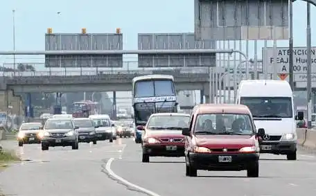 Inundación en La Plata: Movimientos sociales cortan autopista