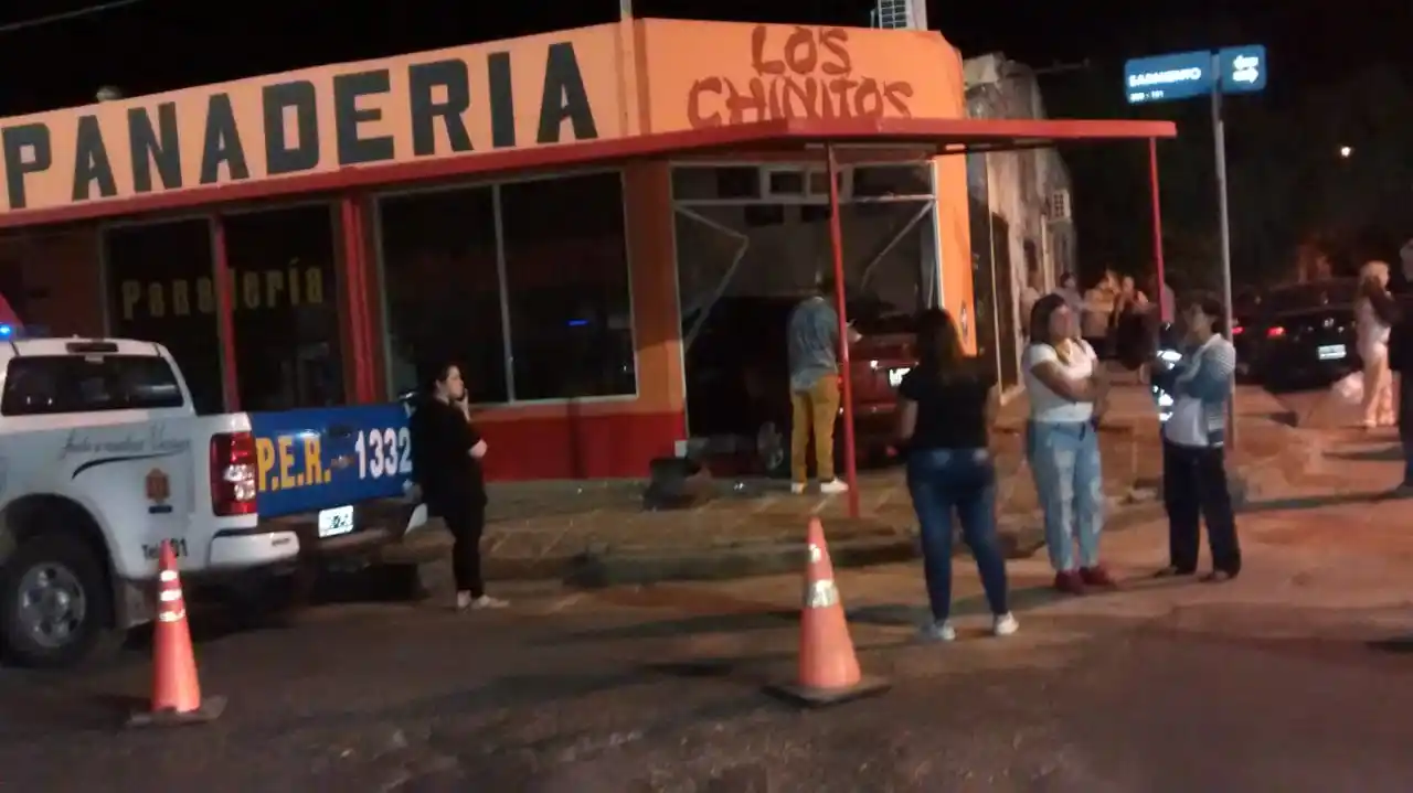 Accidente en Gualeguaychú: un auto se metió dentro de una panadería