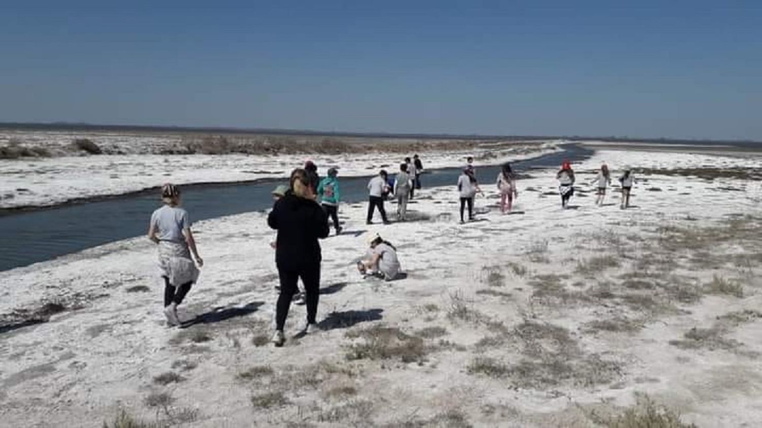 La sequía de la laguna de Melincué dejó al descubierto un salar y explican su composición